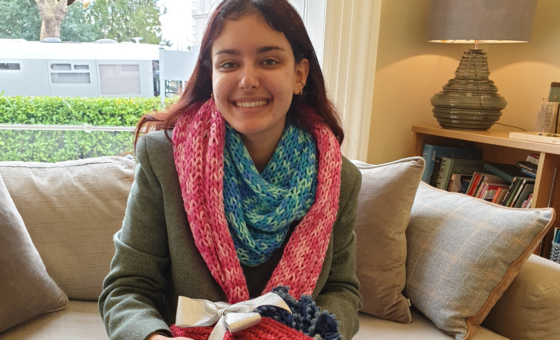Cheltenham Ladies' College pupil organises knitted scarf project for homeless