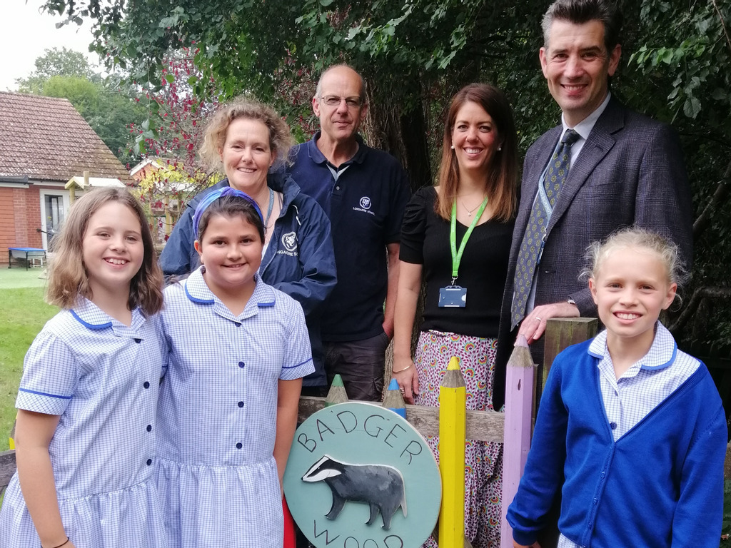 (l-r) Penny Macfarlane (Green Team head), Phill Cox (groundsman), Lucinda Mueller (PTA Chair) and Matthew Bryan (Head) with members of the Green Team