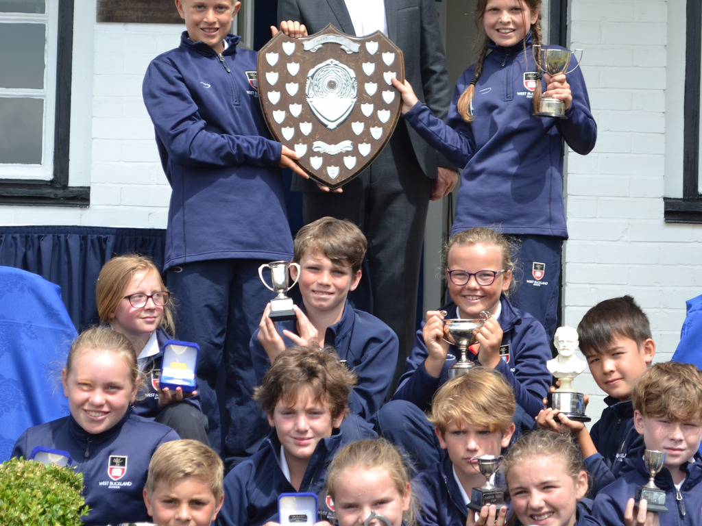 Jonathan Edwards presenting prizes to Prep children